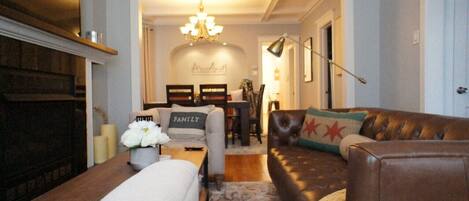 Una Smart TV, una chimenea, un futbolín