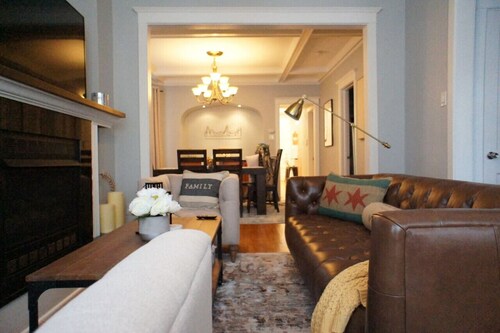 Kodikas pesä Chicagon Chicagon Lincoln-aukiolla. Vaiheet Western Brown Line.