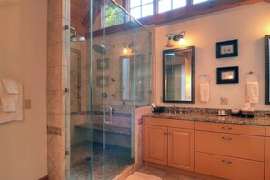 Ensemble baignoire-douche, séchoir à cheveux, serviettes fournies, savon