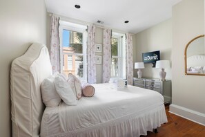 2 bedrooms, iron/ironing board, WiFi