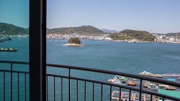 Deluxe Twin Room, 2 Queen Beds (Extra person fee 10000 KRW upon C/I) | Beach/ocean view