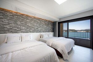 Habitación Deluxe con 2 camas individuales (Extra person fee 10000 KRW upon C/I) | 1 dormitorio, cortinas opacas, wifi gratis y ropa de cama