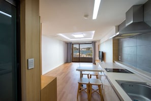 Condo tradicional (Extra person fee 10000 KRW upon C/I) | Cozinha privada | Micro-ondas em uma área comum