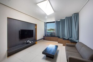 Condo, 2 quartos (Extra person fee 10000 KRW upon C/I) | Área de estar | TV de tela plana 42 polegadas com canais a cabo, TV, pisos aquecidos