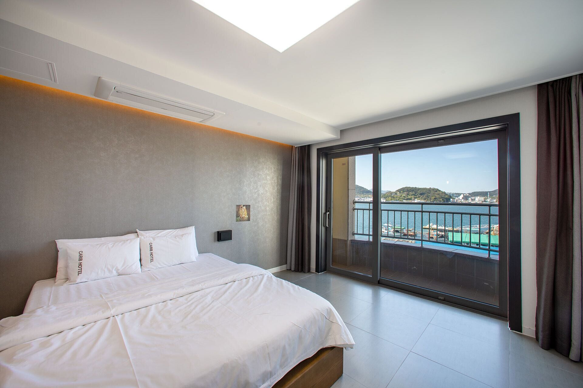 Cortinas blackout, wifi gratis y ropa de cama 