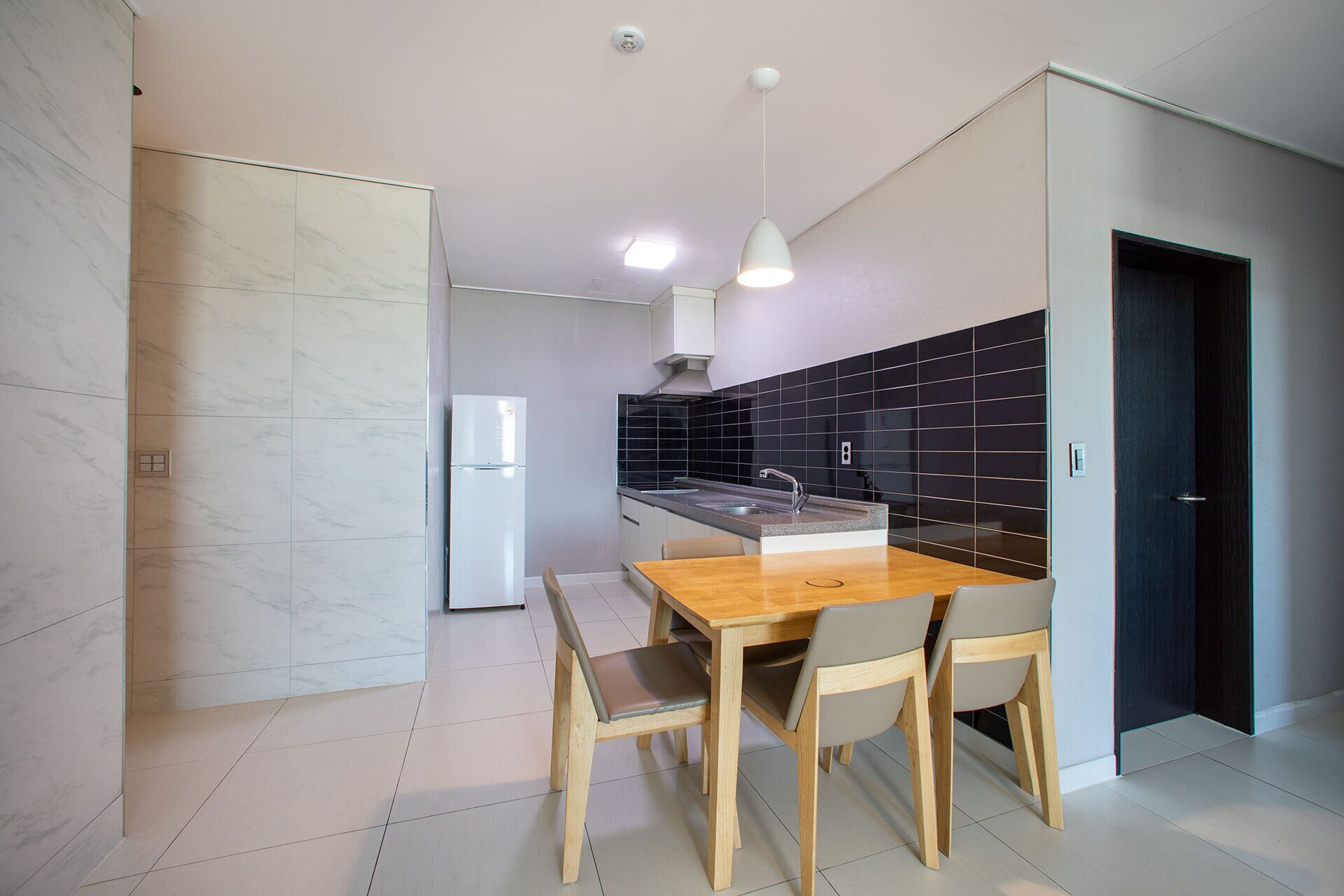 Condo, 2 Bedrooms (Extra person fee 10000 KRW upon C/I) | Private kitchen | Shared microwave