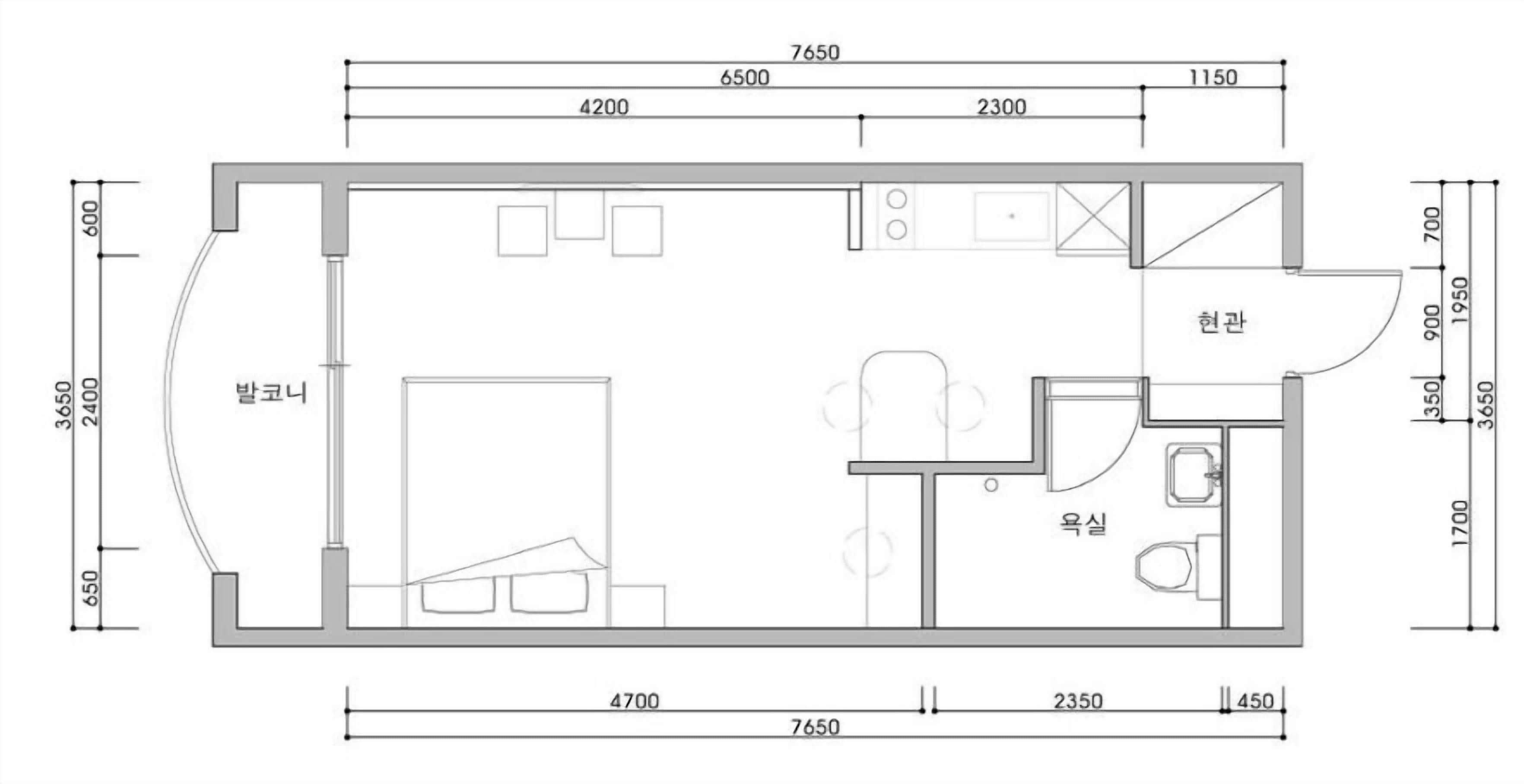 Plano de planta de una habitación de hotel con kitchenette, baño y zona de estar.