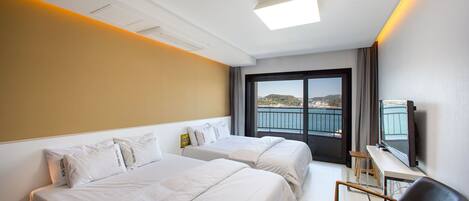 Deluxe Twin Room, 2 Queen Beds (Extra person fee 10000 KRW upon C/I)