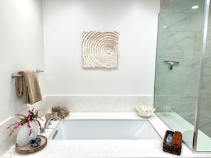 Bañera con ducha, bañera de hidromasaje, secador de pelo, toallas