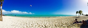 Sur la plage, chaise longue, serviettes de plage