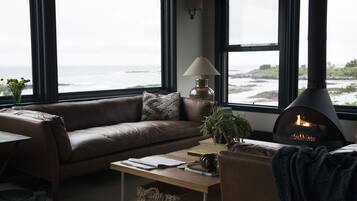 Fernseher, Kamin, DVD-Player, Bücher