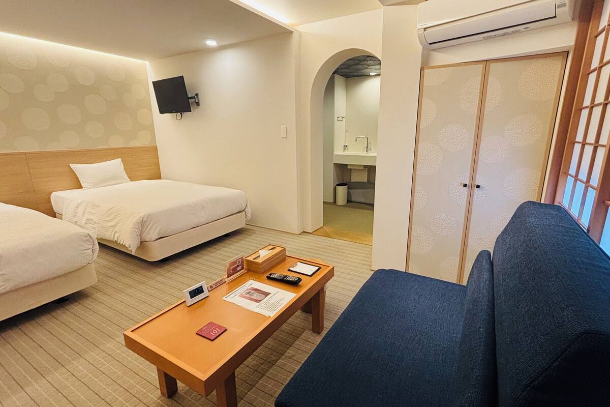 Deluxe Triple Room | 2 bedrooms, in-room safe, desk, blackout drapes