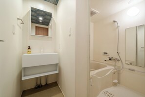 Deluxe Triple Room | Bathroom - RESI STAY Hachi Inn (Kyoto)