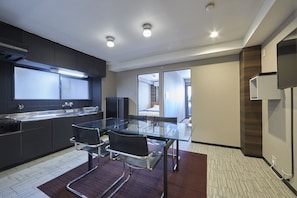 701 3Bedroom | Private kitchenette | Fridge, microwave, stovetop, cookware/dishes/utensils - & Will Accommodation (Osaka)