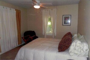 3 bedrooms, iron/ironing board, bed sheets - Wine Country Retreat /50 Wineries, Restaurants & Art Galleries (Boonville)