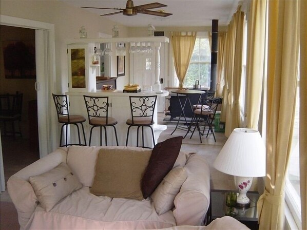 Télévision, cheminée, lecteur de DVD