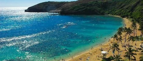 Sur la plage, chaise longue, serviettes de plage