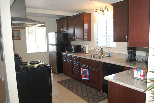 Fridge, microwave, oven, stovetop - Las Vegas House 5 min Strip Convention Center Pool BBQ renovated Luxury CES EDC (Las Vegas)