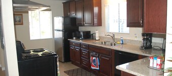 Las Vegas House 5 min Strip Convention Center Pool BBQ renovated Luxury CES EDC