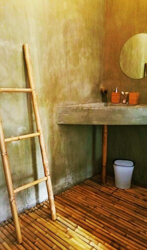  La Grande | Bathroom | Shower, free toiletries, hair dryer, slippers - Vanpila (Savannakhet)