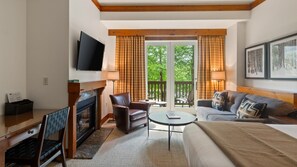 Televisión y chimenea