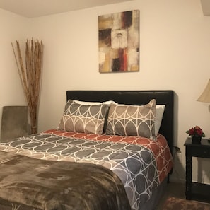 3 bedrooms, iron/ironing board, WiFi, bed sheets - Newly renovated with lots of upgrades. (Portage)