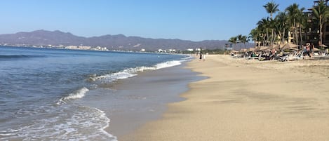 Am Strand, Liegestühle, Strandtücher