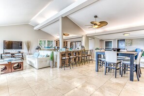 Unclassified image, 2 of 33, button - Open and relaxing vacation home with breathtaking panoramic ocean view (Honolulu)