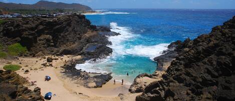 Beach nearby, sun-loungers, beach towels