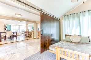 Smart TV, books - Open and relaxing vacation home with breathtaking panoramic ocean view (Honolulu)