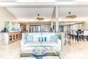 Smart TV, books - Open and relaxing vacation home with breathtaking panoramic ocean view (Honolulu)