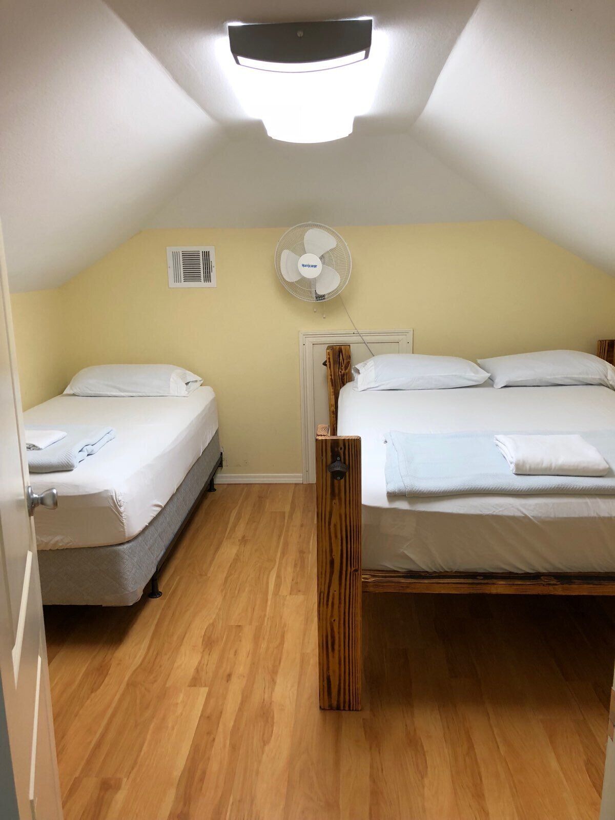 4 室のベッドルーム、WiFi (無料)、ベッドシーツ