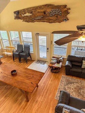 Una Smart TV, un reproductor de DVD