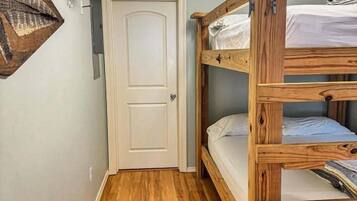 4 bedrooms, free WiFi, bed sheets