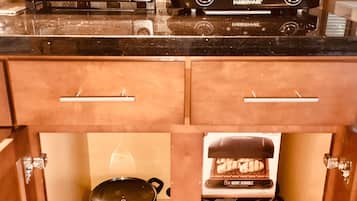 Réfrigérateur, micro-ondes, plaque de cuisson, lave-vaisselle