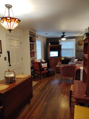 Smart TV, DVD player, books, stereo