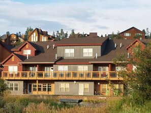 Exterior - Beautiful Spacious Condo. (Fraser)