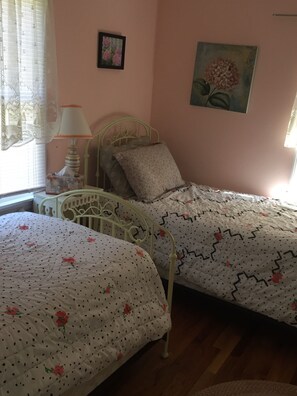 2 bedrooms, iron/ironing board, WiFi