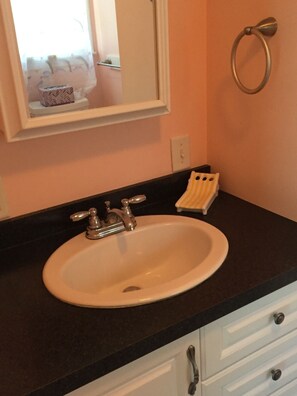 Ensemble douche/baignoire, sèche-cheveux, papier toilette