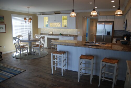 Schöne Bucht, Strand und Bootfahren