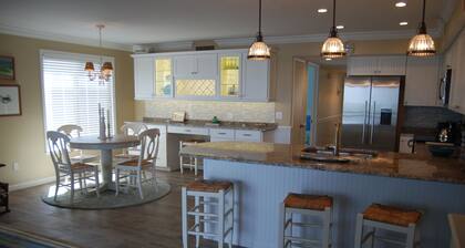 Schöne Bucht, Strand und Bootfahren