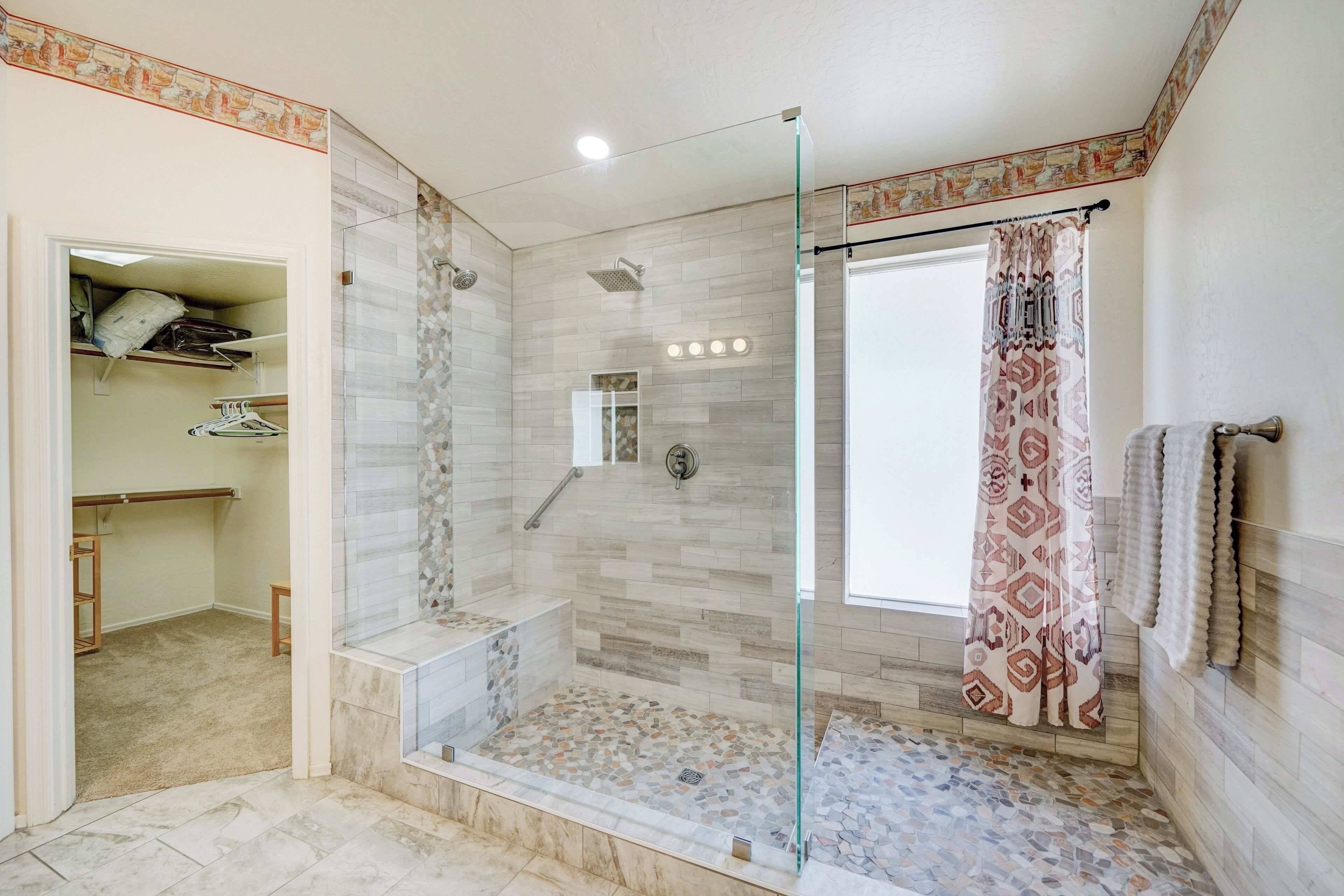 Combined shower/bathtub, towels