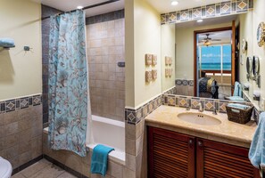 Combined shower/tub, hair dryer, towels, soap - Three Steps Onto the Most Beautiful Beach in Cozumel (cozumel)