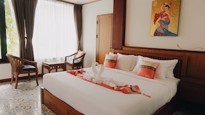 Desk, free WiFi - Royal Train Garden Resort (Hang Dong)