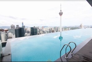 Outdoor pool - Platinum Suites by SYNC (Kuala Lumpur)
