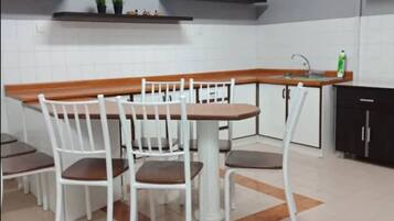 Apartment, 3 Bedrooms, Non Smoking | In-room dining