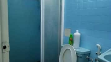 Apartment, 3 Bedrooms, Non Smoking | Bilik Mandi | Pancuran mandi, kelengkapan dandanan diri percuma, pengering rambut