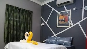 Un dormitorio con cama, aire acondicionado de pared y diseño geométrico en la pared.