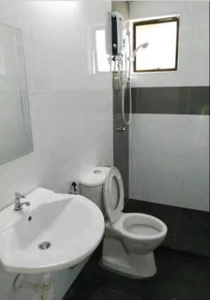 Apartment, 3 Schlafzimmer, Nichtraucher | Badezimmer | Dusche, kostenlose Toilettenartikel, Haartrockner, Handtücher