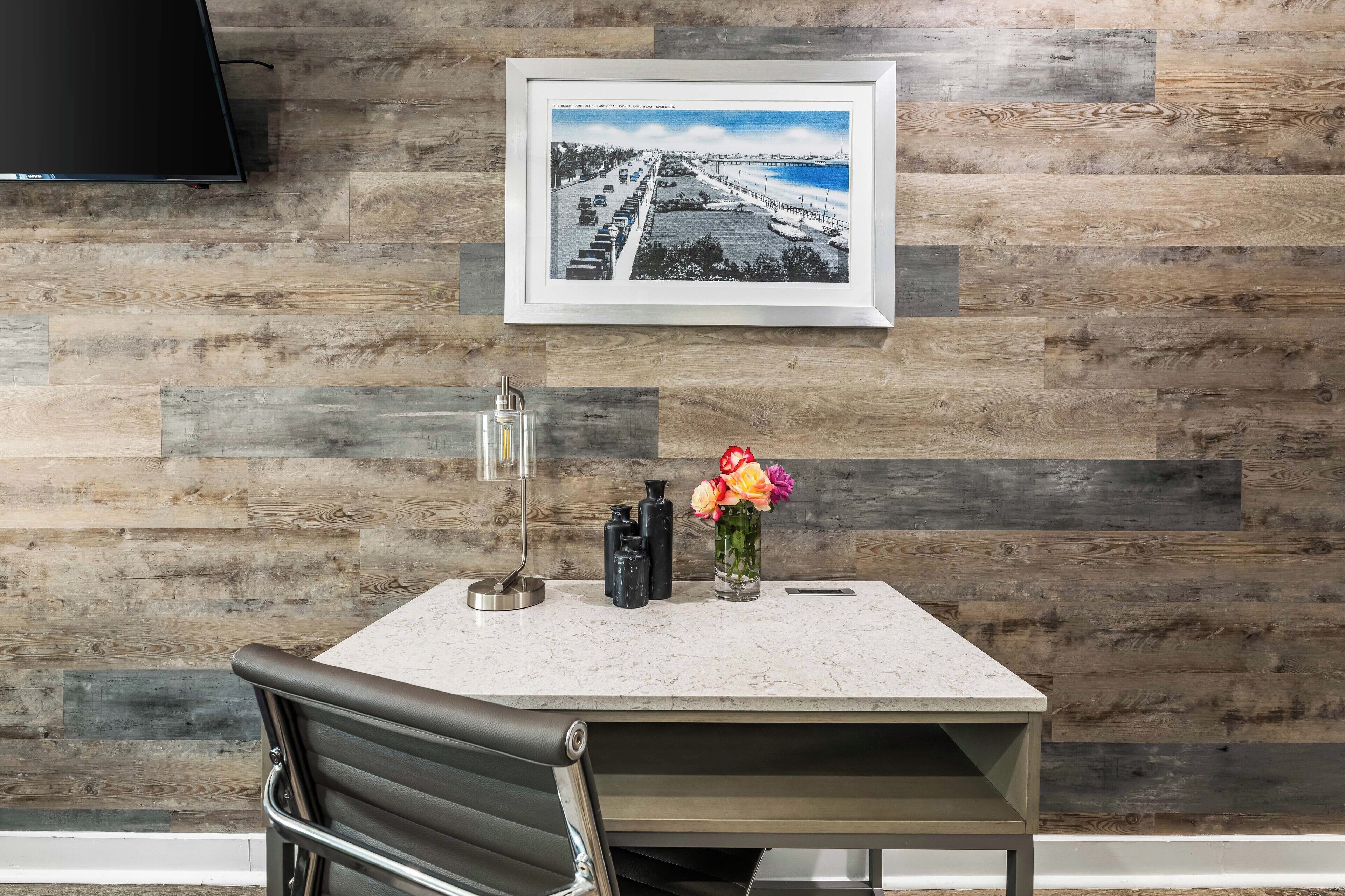 Premium bedding, in-room safe, desk, laptop workspace